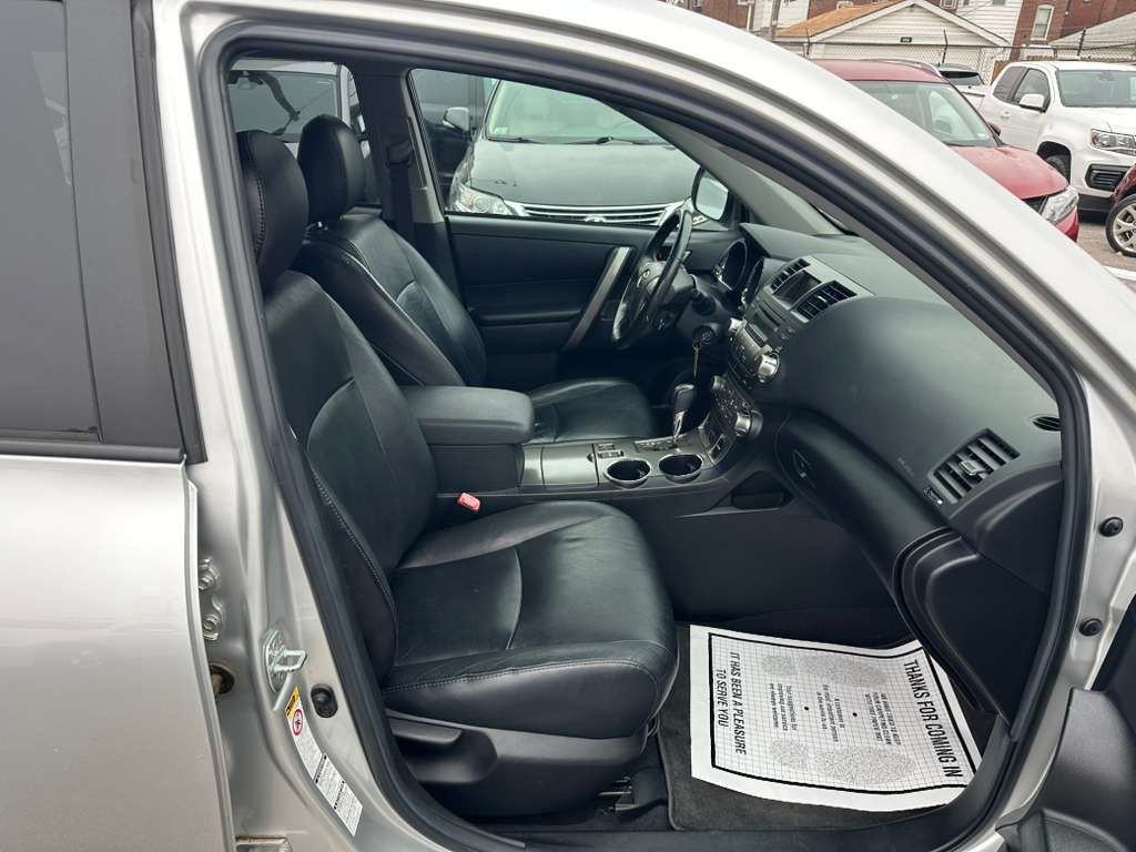 2010 Toyota Highlander Image 12