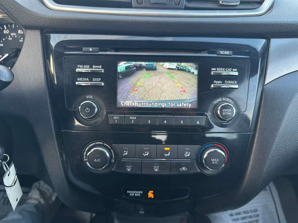 2015 Nissan Rogue Image 17