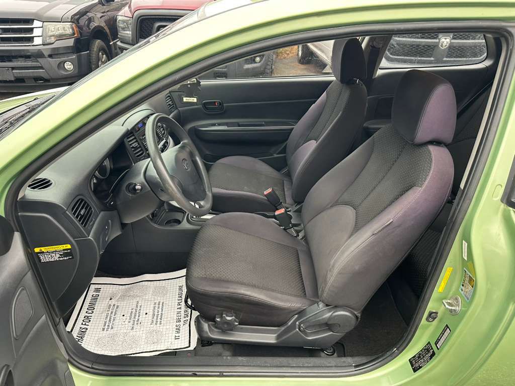 2010 Hyundai Accent Image 10