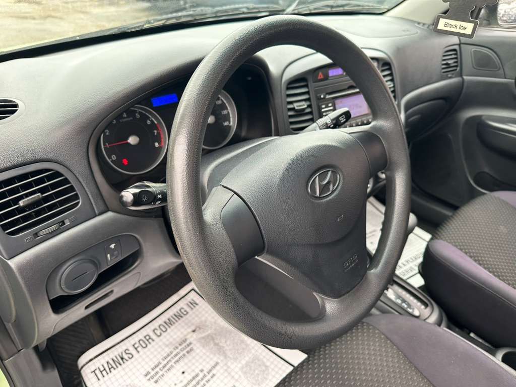2010 Hyundai Accent Image 11