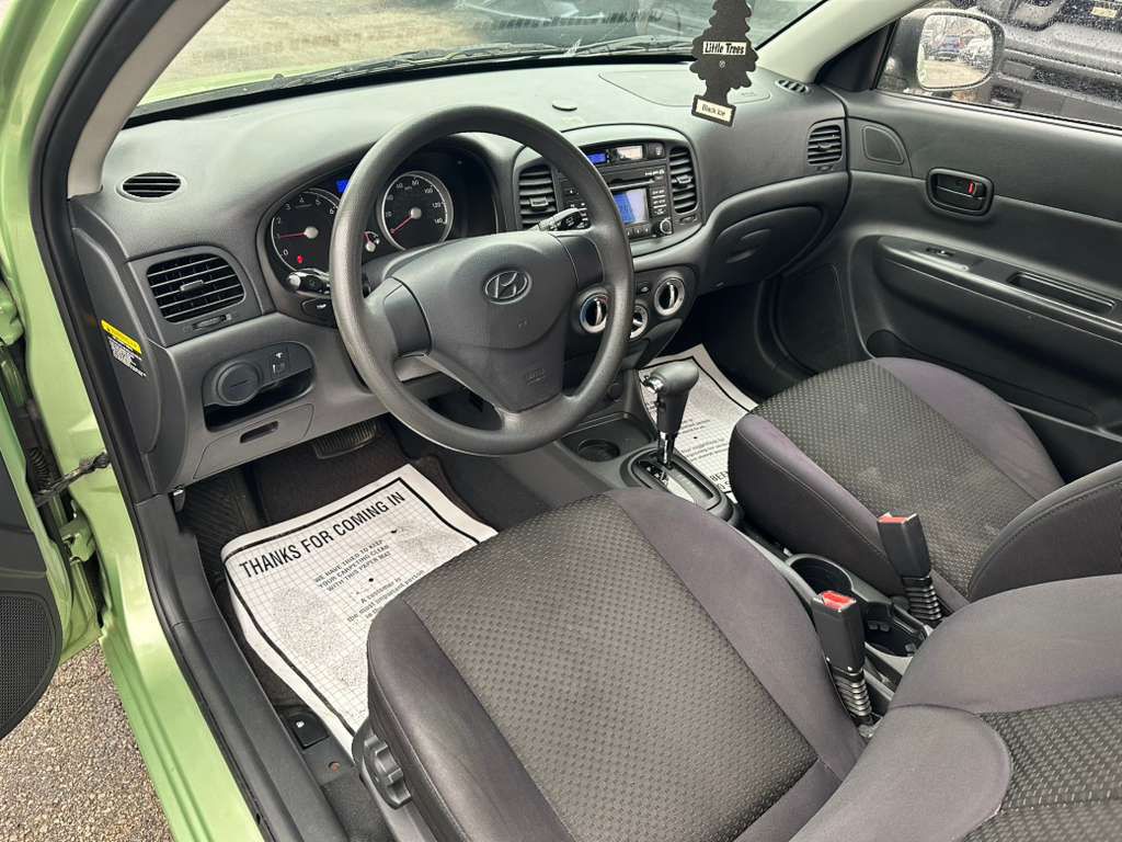2010 Hyundai Accent Image 12