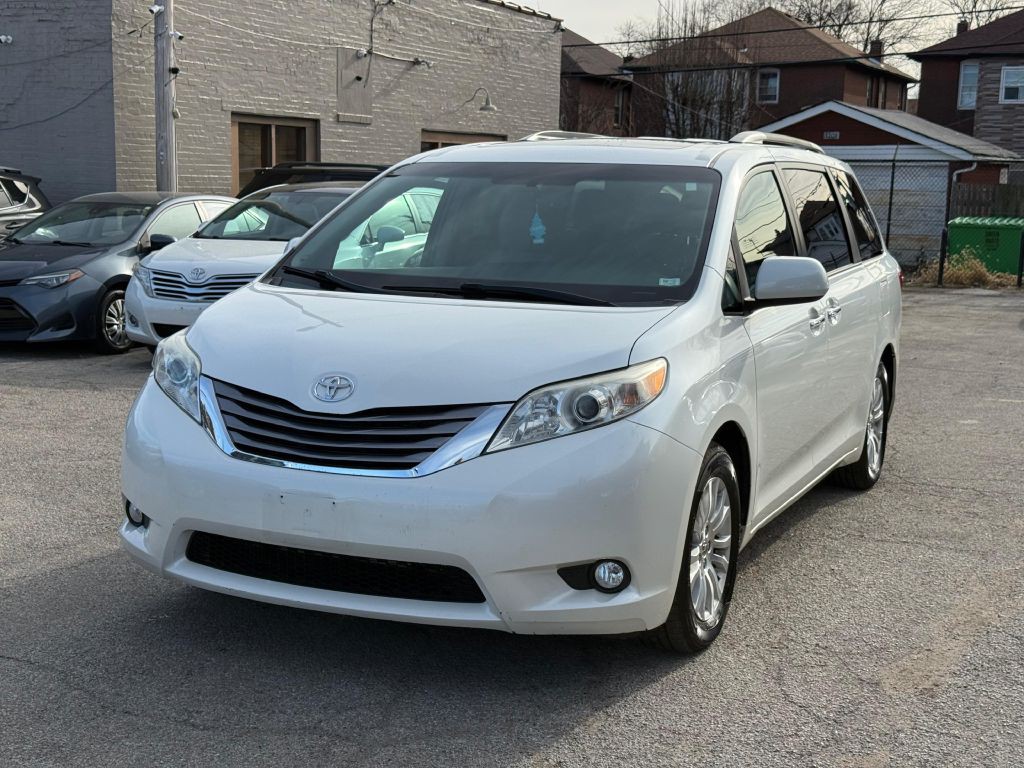 2015 Toyota Sienna Image 1