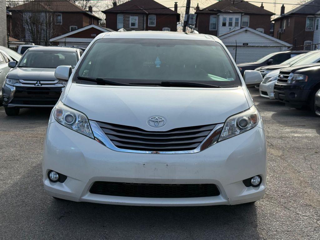2015 Toyota Sienna Image 2