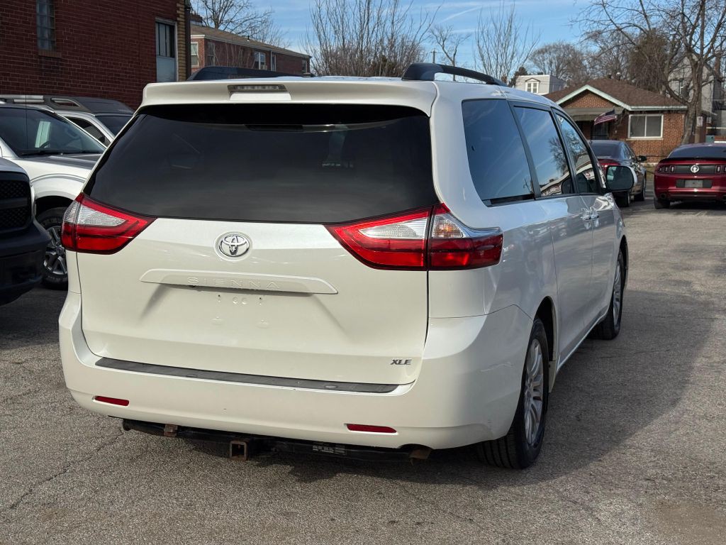 2015 Toyota Sienna Image 4