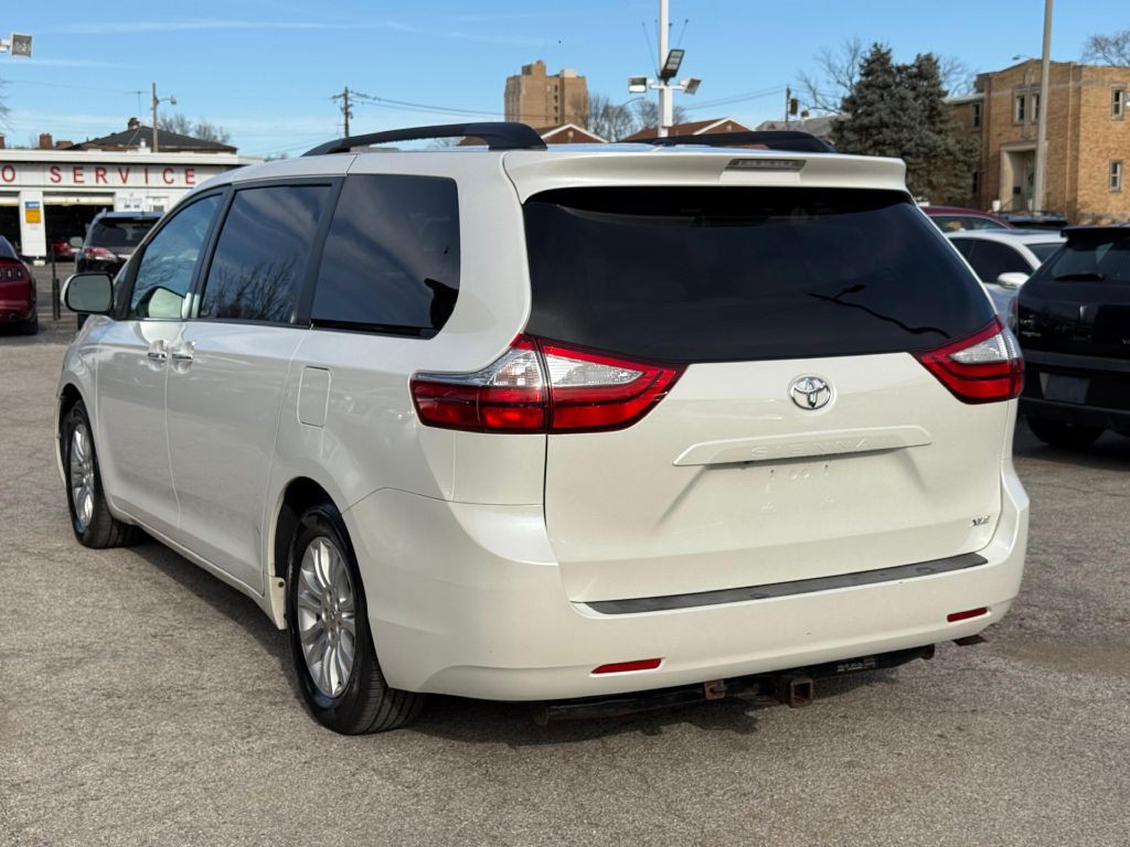 2015 Toyota Sienna Image 5