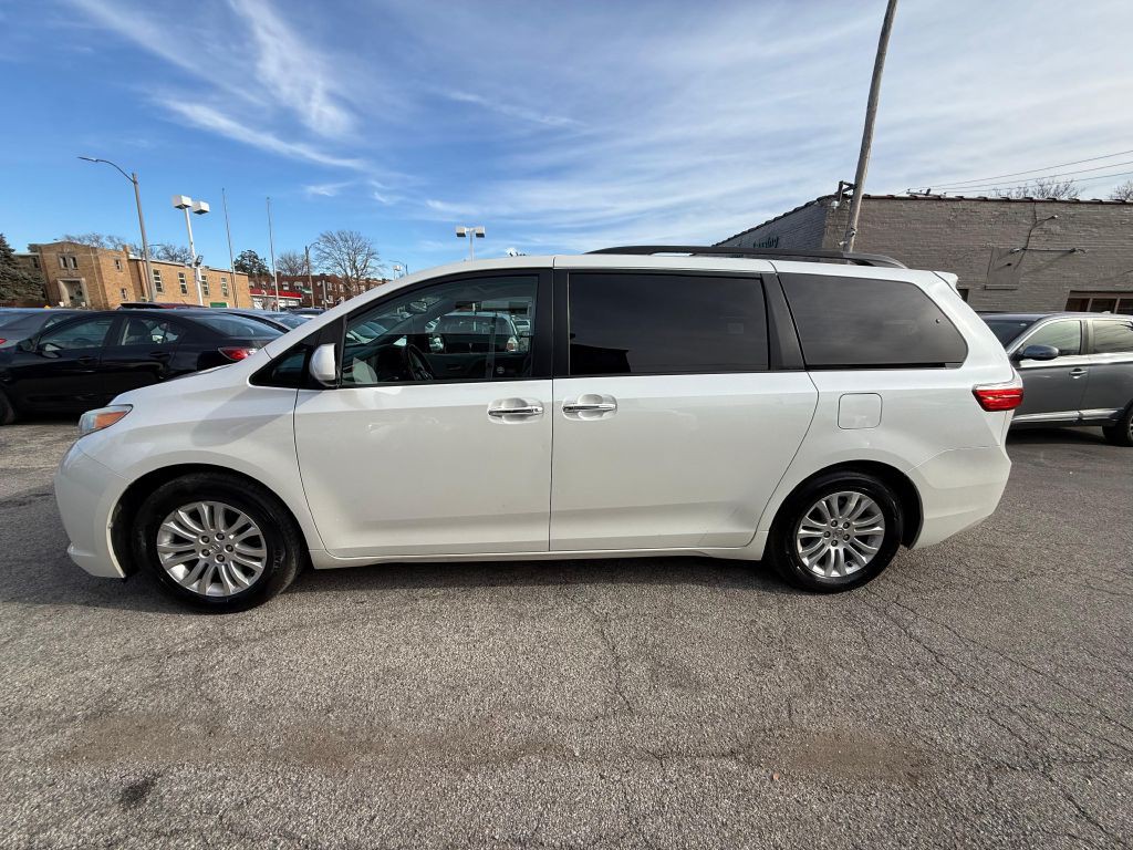 2015 Toyota Sienna Image 7