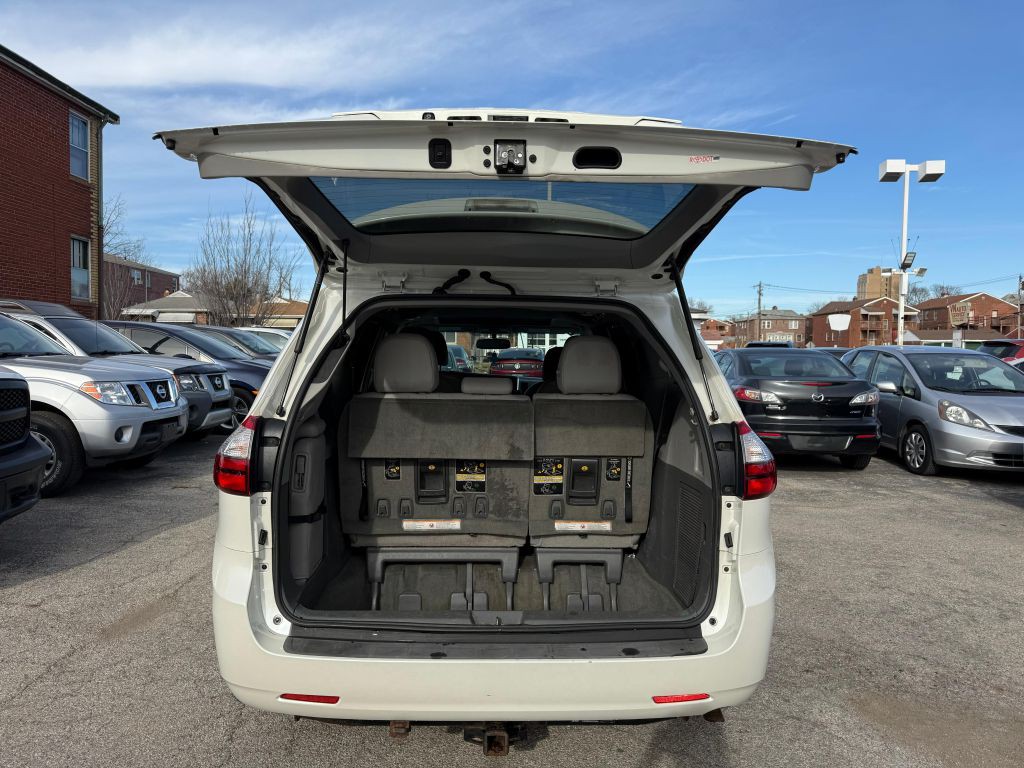2015 Toyota Sienna Image 8