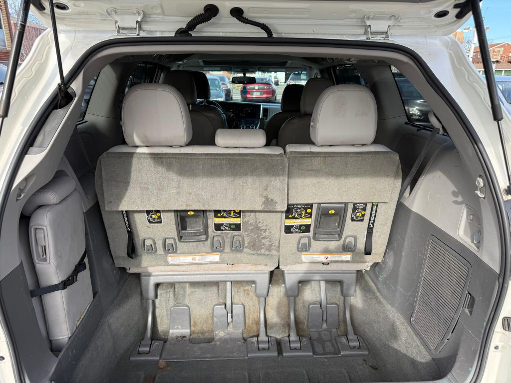 2015 Toyota Sienna Image 9