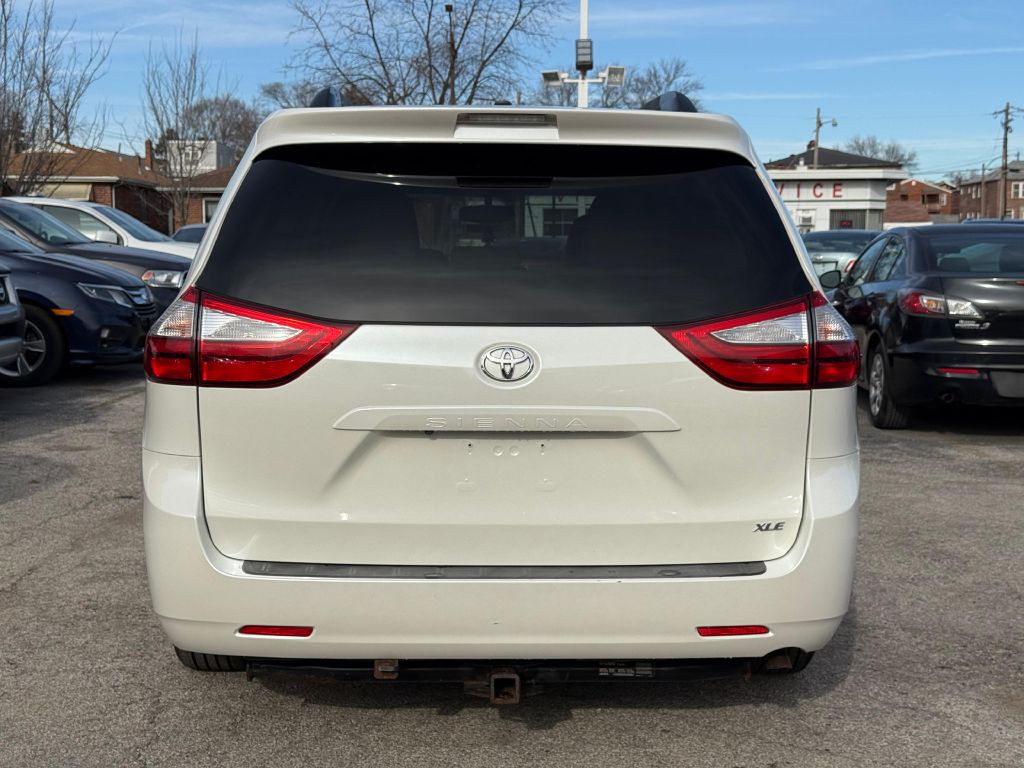2015 Toyota Sienna Image 10