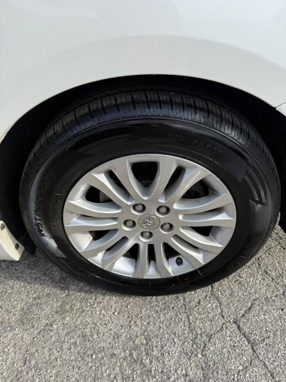 2015 Toyota Sienna Image 11