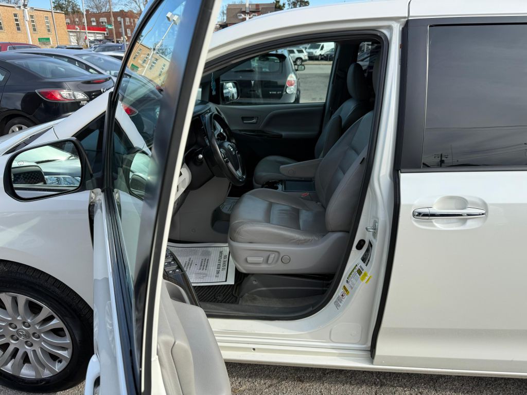 2015 Toyota Sienna Image 12