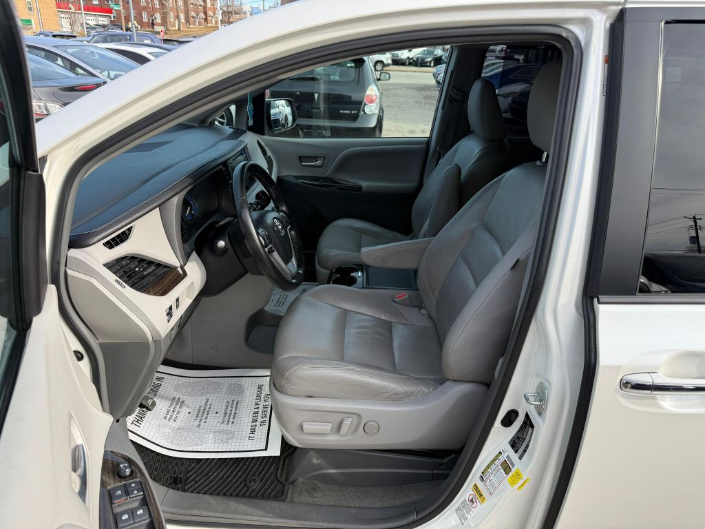 2015 Toyota Sienna Image 13