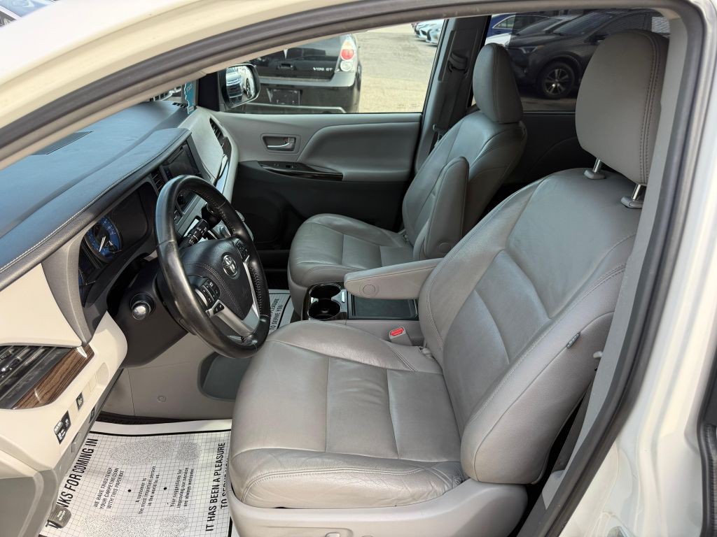 2015 Toyota Sienna Image 14