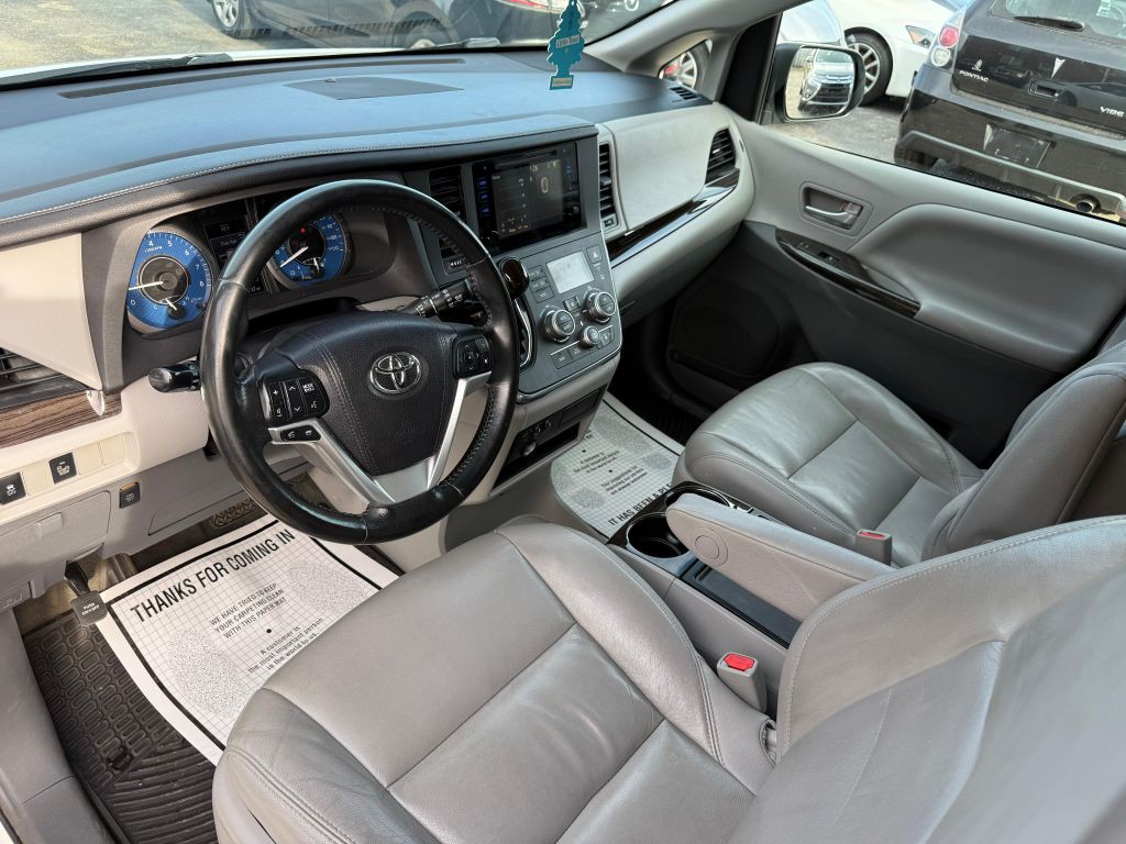 2015 Toyota Sienna Image 15