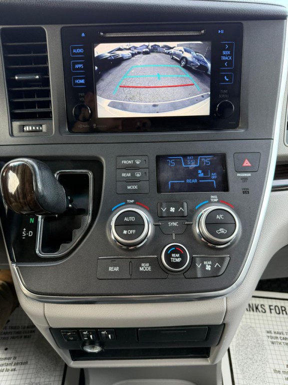 2015 Toyota Sienna Image 17