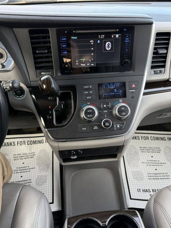 2015 Toyota Sienna Image 18