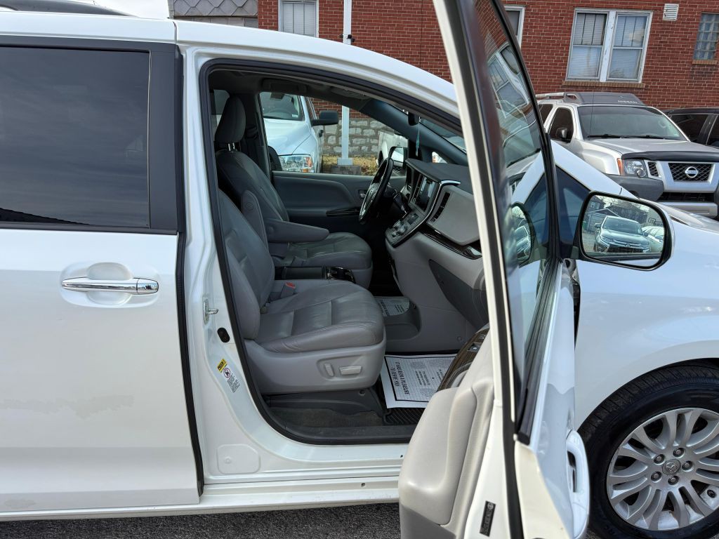 2015 Toyota Sienna Image 19