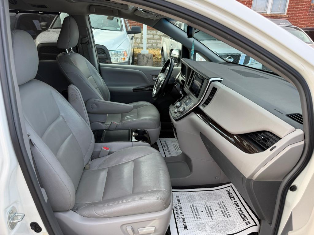2015 Toyota Sienna Image 20