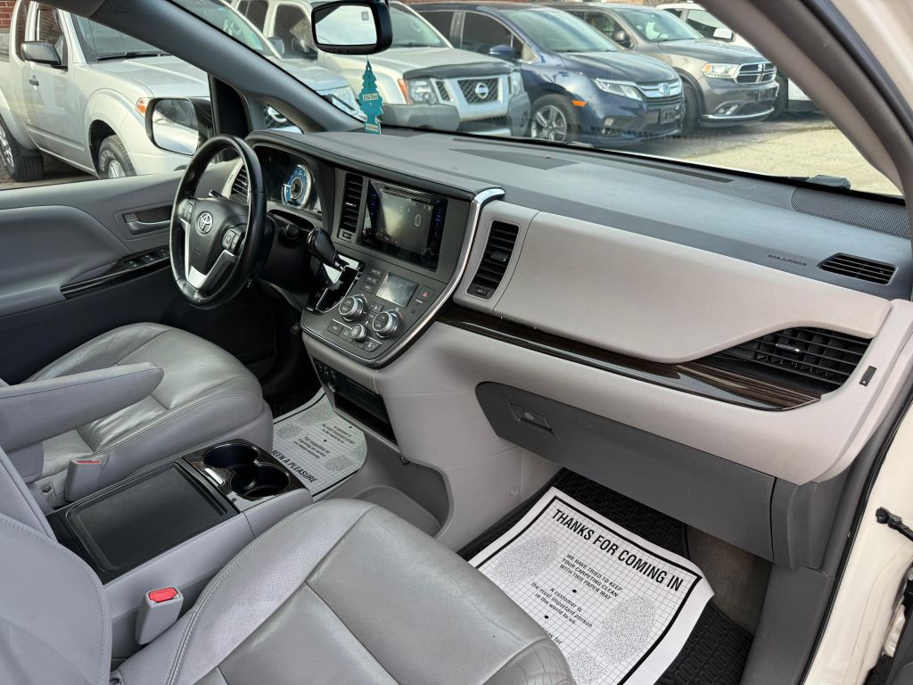 2015 Toyota Sienna Image 21