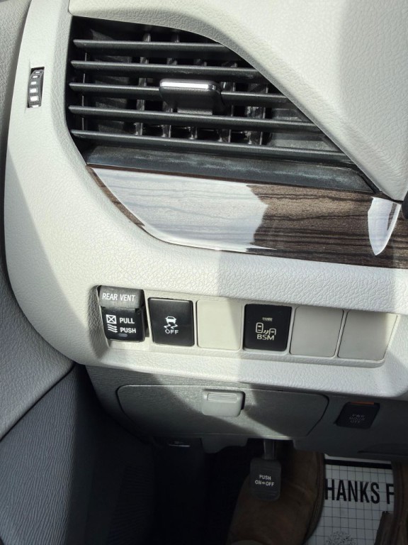 2015 Toyota Sienna Image 22