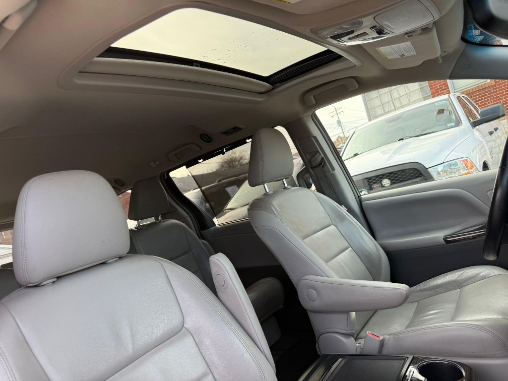 2015 Toyota Sienna Image 23