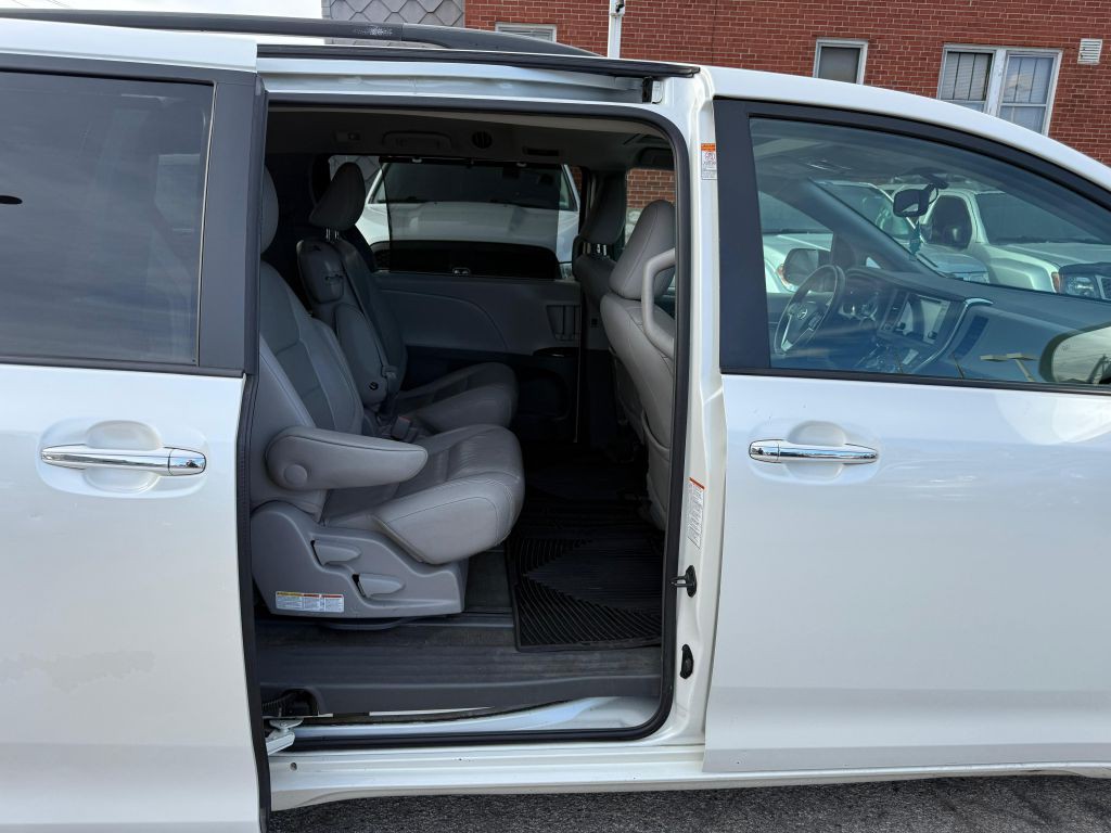 2015 Toyota Sienna Image 24
