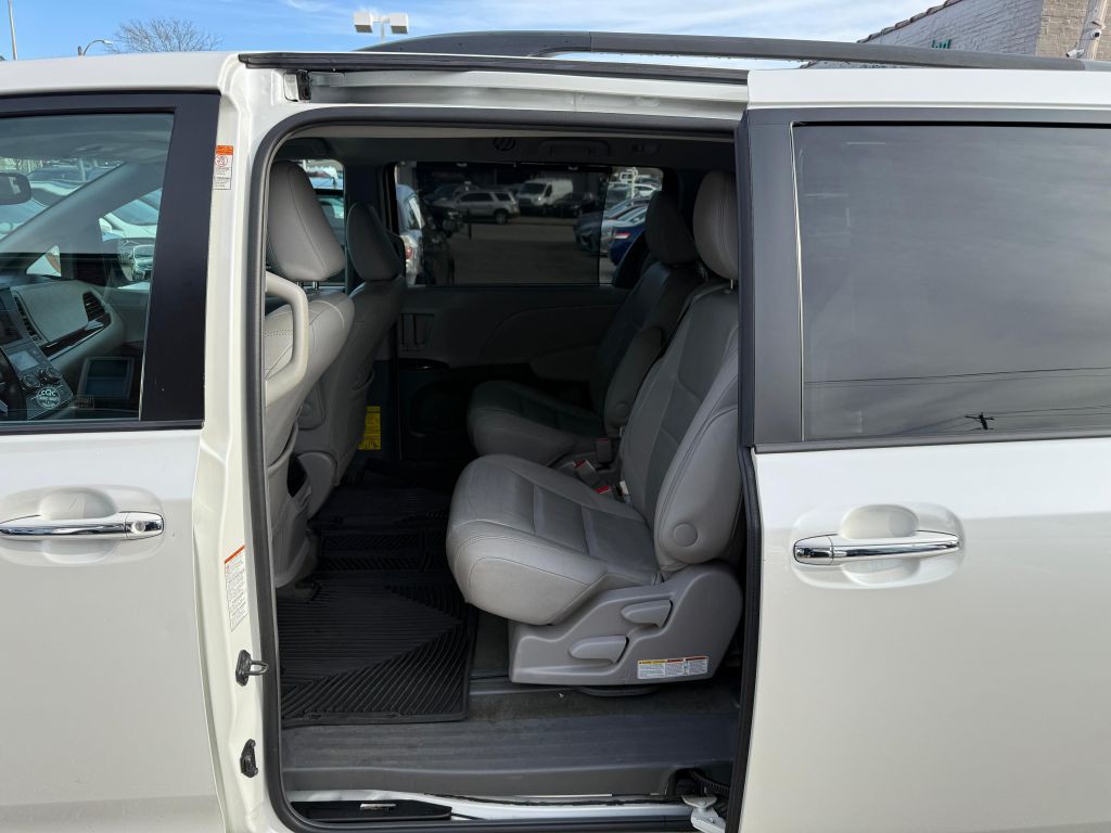 2015 Toyota Sienna Image 25