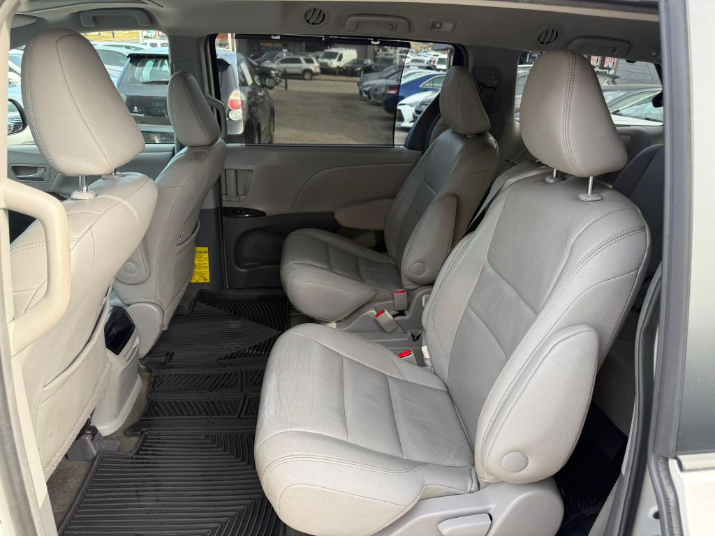 2015 Toyota Sienna Image 26