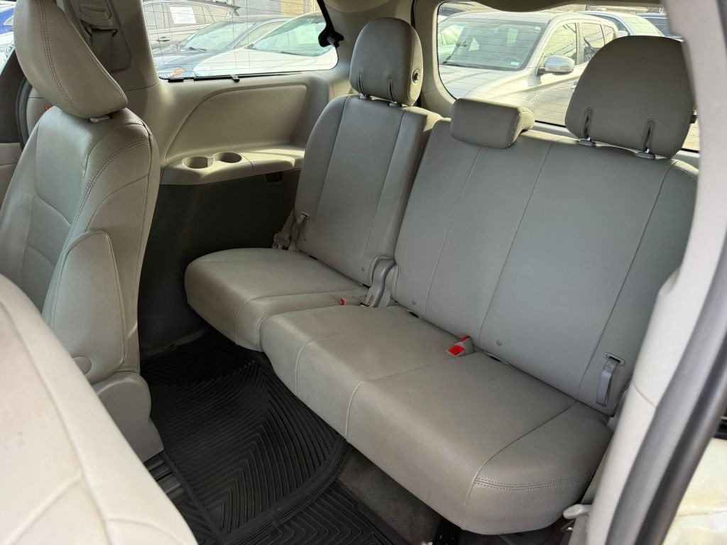 2015 Toyota Sienna Image 27