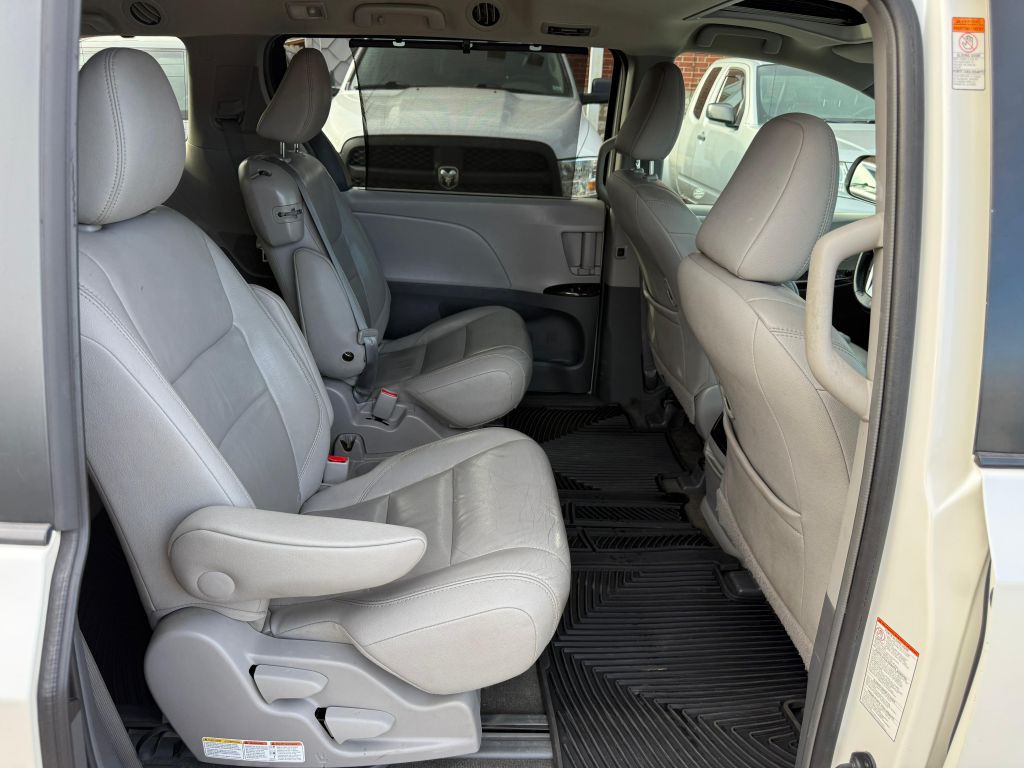 2015 Toyota Sienna Image 28