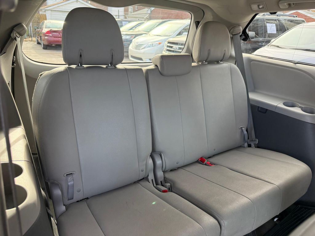 2015 Toyota Sienna Image 29