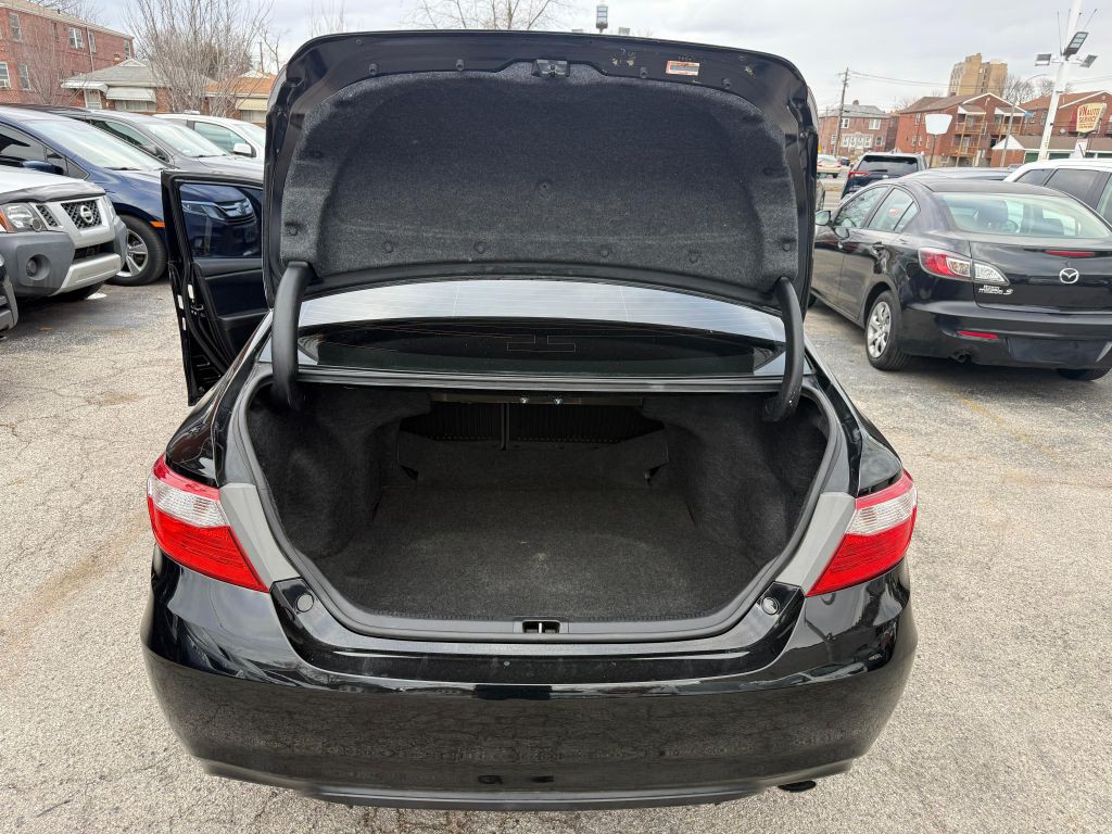 2017 Toyota Camry Image 8