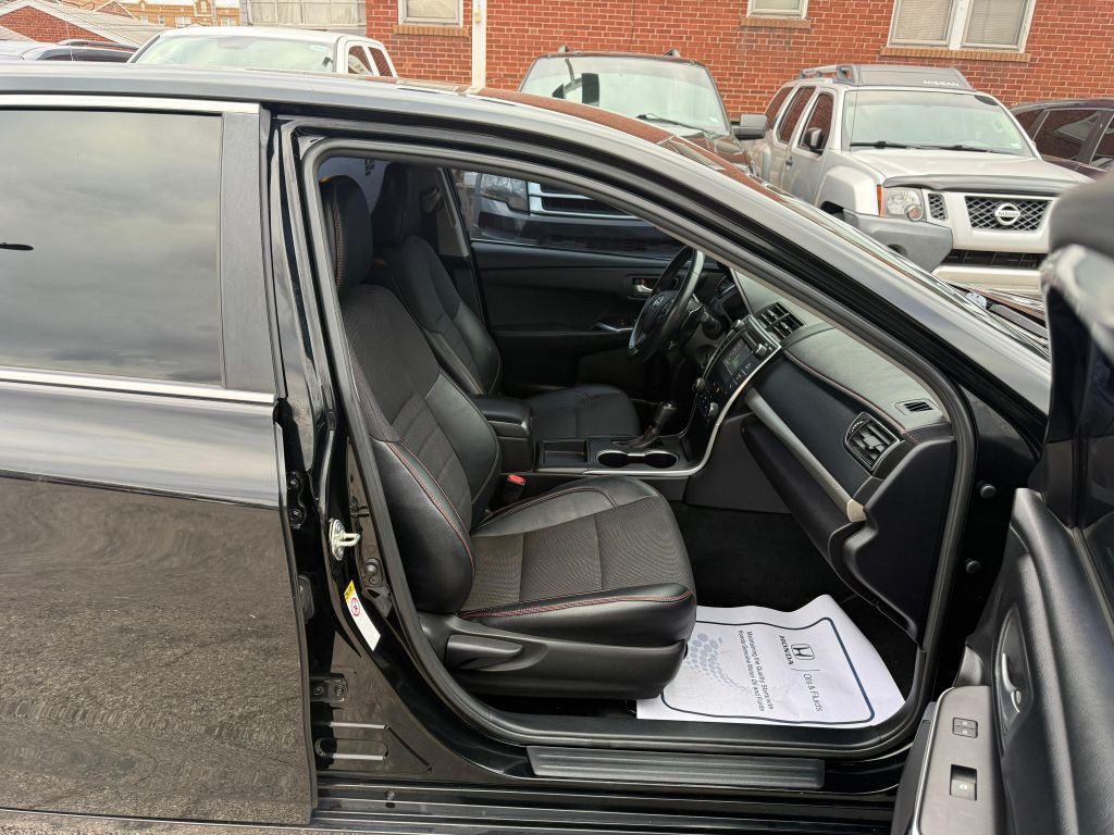 2017 Toyota Camry Image 17