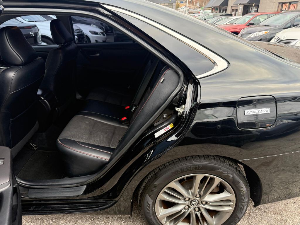 2017 Toyota Camry Image 18