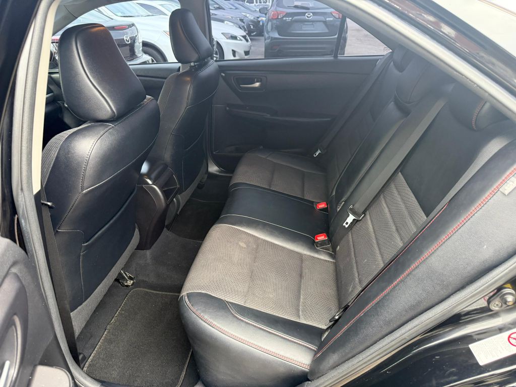 2017 Toyota Camry Image 19