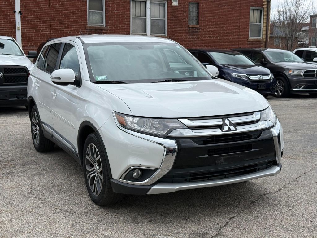 2016 Mitsubishi Outlander Image 1