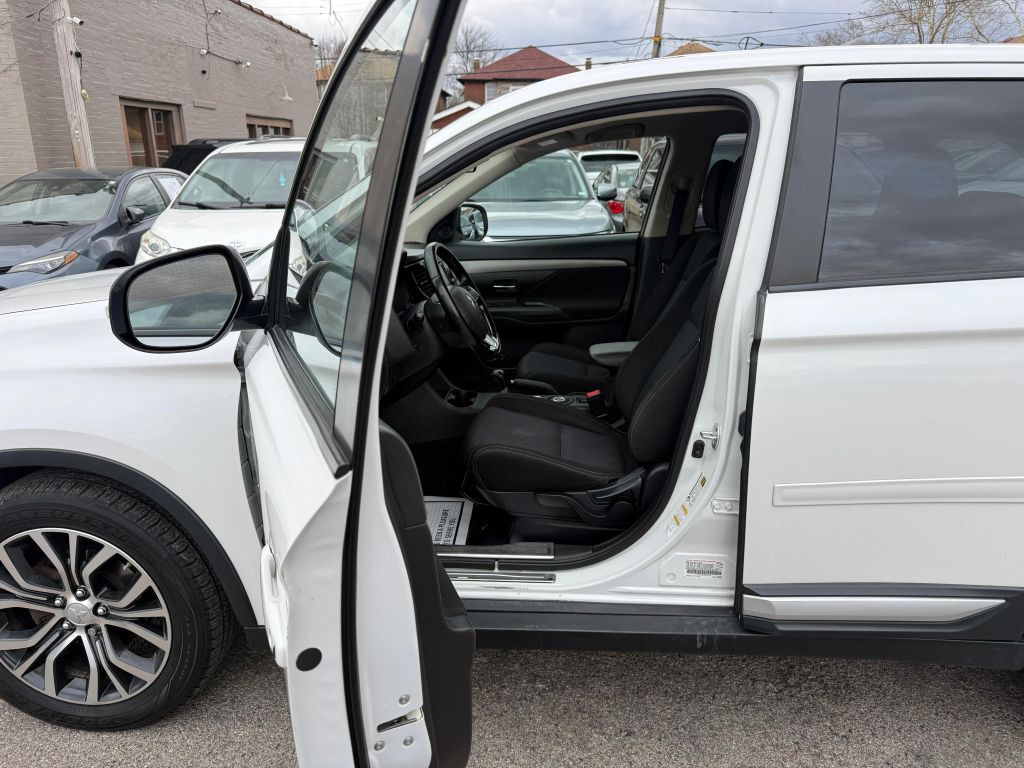 2016 Mitsubishi Outlander Image 11