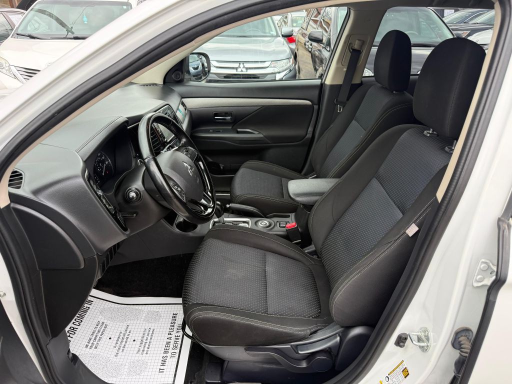2016 Mitsubishi Outlander Image 12