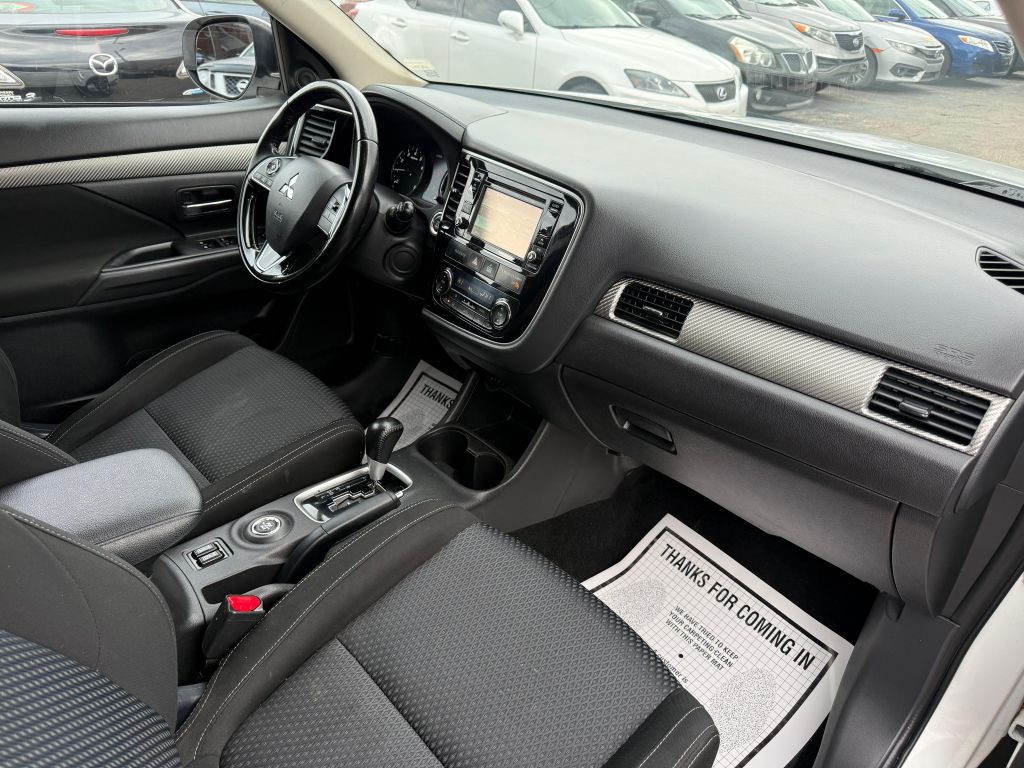 2016 Mitsubishi Outlander Image 22