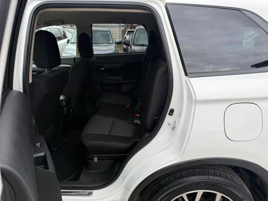 2016 Mitsubishi Outlander Image 23