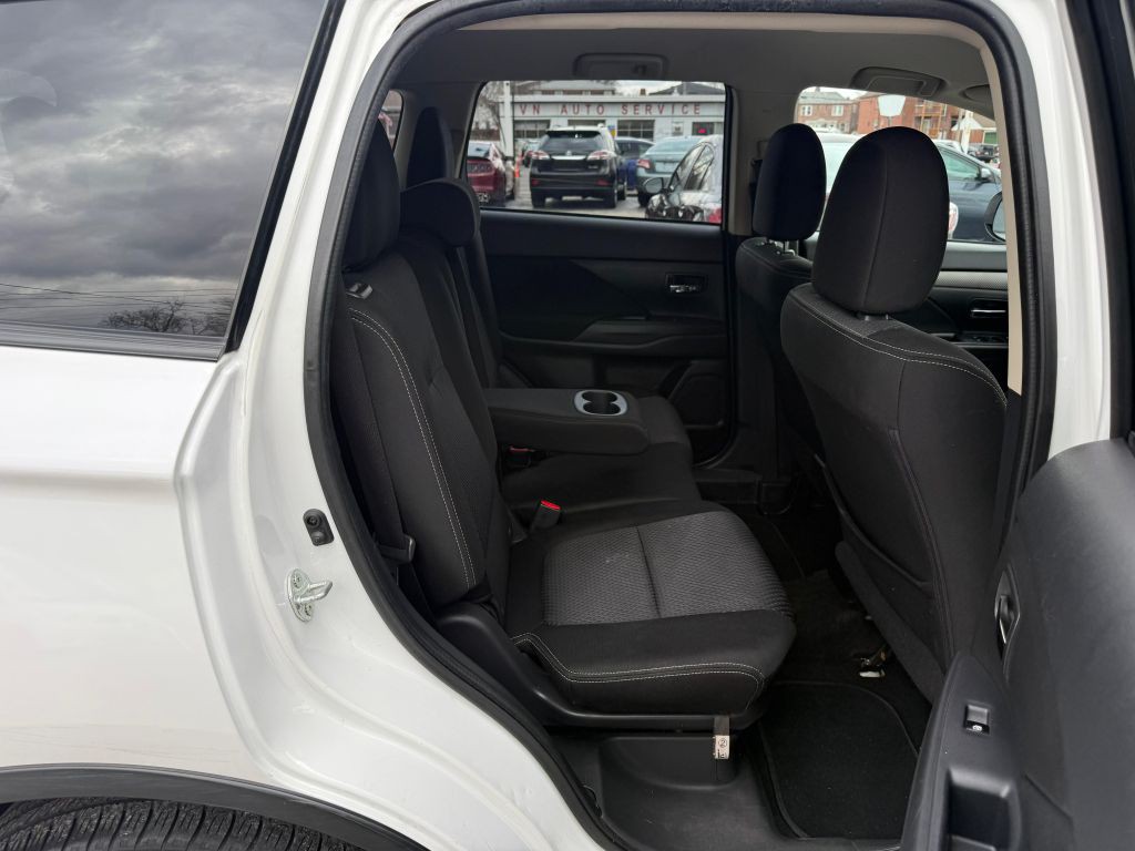 2016 Mitsubishi Outlander Image 26
