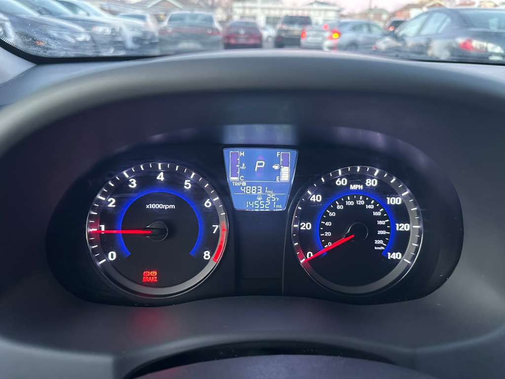 2015 Hyundai Accent Image 16