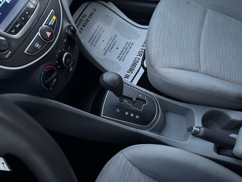 2015 Hyundai Accent Image 19