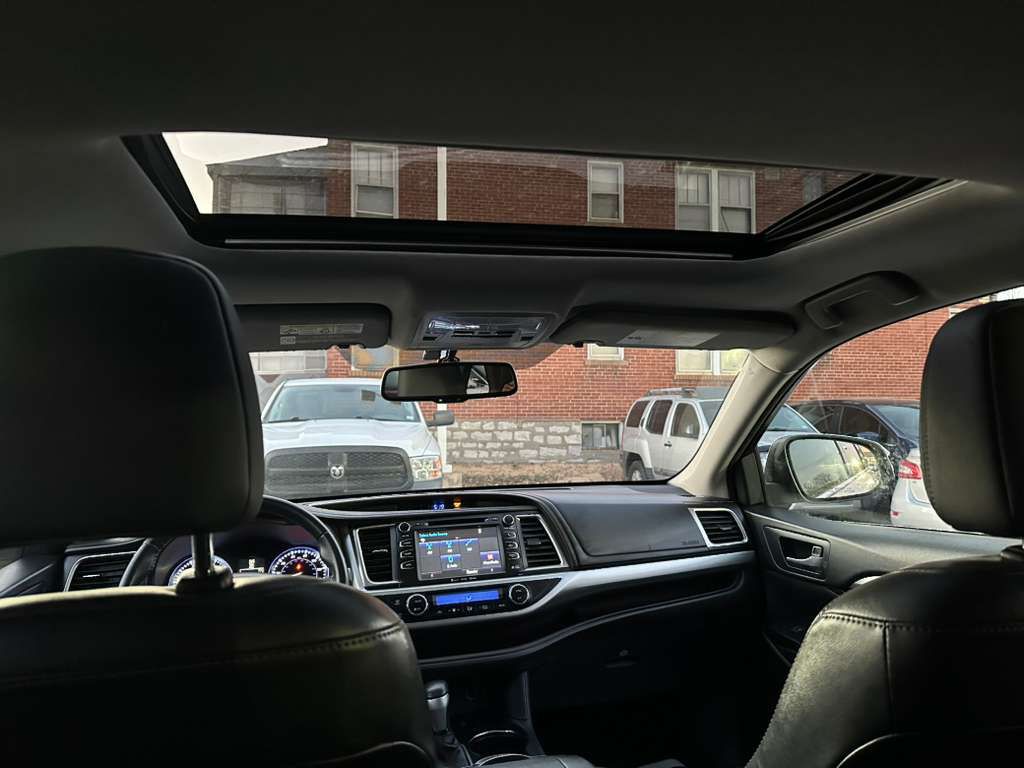 2016 Toyota Highlander Image 19