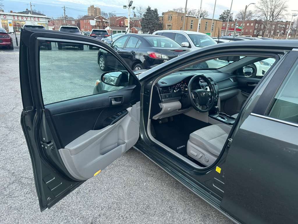 2014 Toyota Camry Image 10