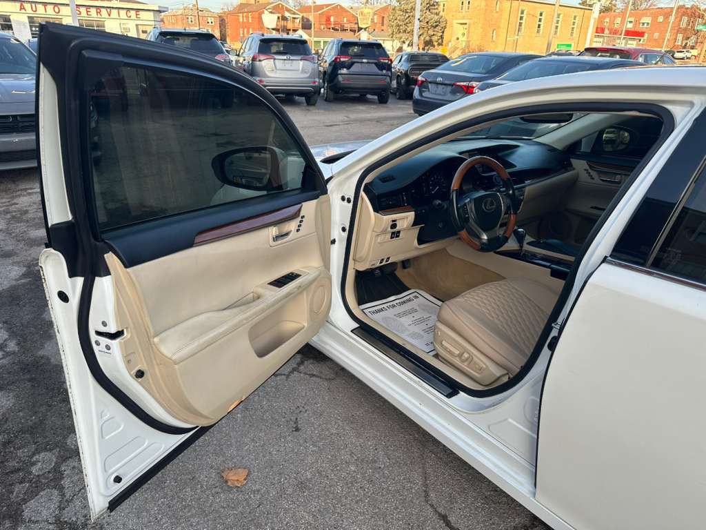 2013 Lexus ES Image 10