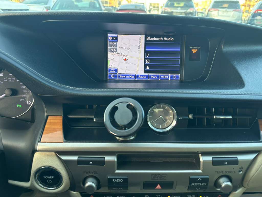 2013 Lexus ES Image 16