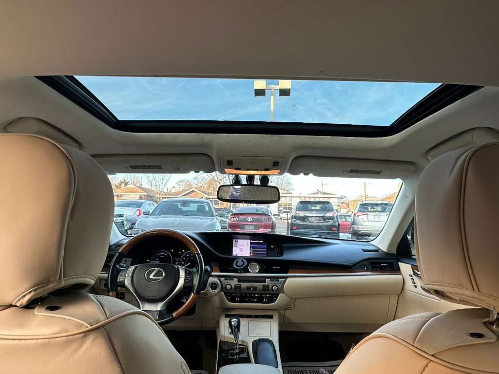2013 Lexus ES Image 22