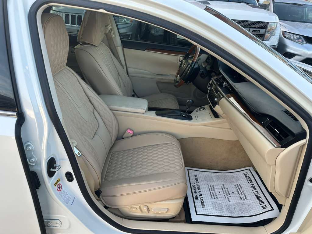 2013 Lexus ES Image 23