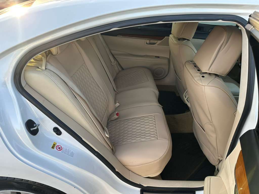 2013 Lexus ES Image 26